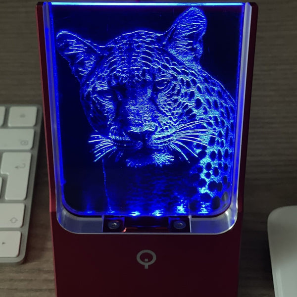 iPhone Stand LED Aluminium rot eloxiert mit Leopard